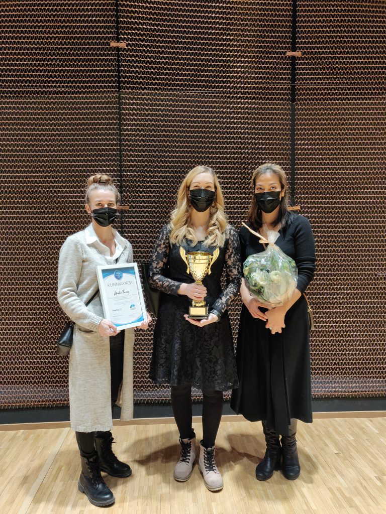 Kuvassa keskellä Studio Fancyn yrittäjä Mia Fredriksson, vierellään kosmetologit Saila ja Tri.