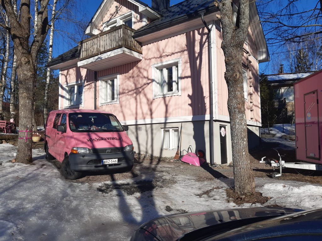 Sanna Leinosen pinkki talo ja auto.
